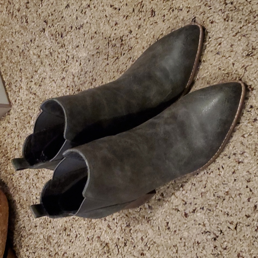 Size 7.5 Grey women's ankle boots